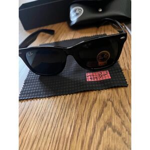 Brand New Ray-Ban Wayfarer Sunglasses – Black Frame G-15 Lenses (RB2140)